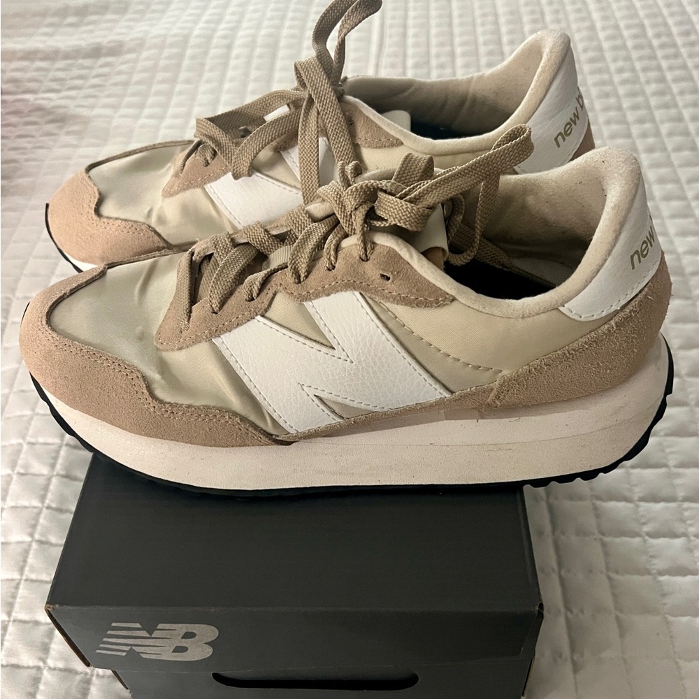 Women’s New Balance 237 Running Shoes Beige Tan and White Sneakers. Size 8.